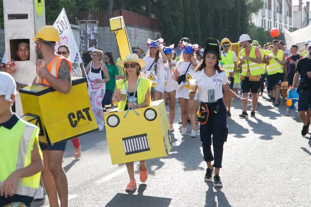 Reivindicativo desfile de comparsas en Miralbueno