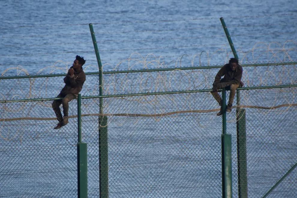 Más de cien migrantes entran en Ceuta saltando su doble valla.