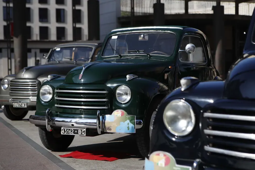 Un total de 19 vehículos Fiat 500 se han dado cita este sábado en la plaza del Pilar y en la Aljafería, en Zaragoza.