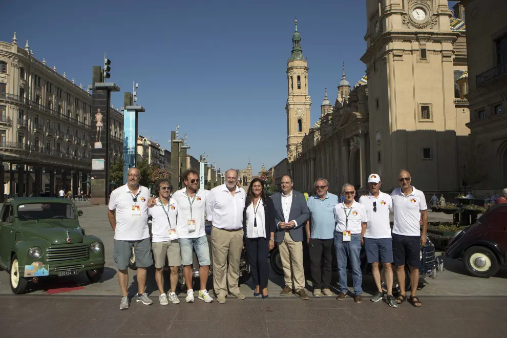 Un total de 19 vehículos Fiat 500 se han dado cita este sábado en la plaza del Pilar y en la Aljafería, en Zaragoza.