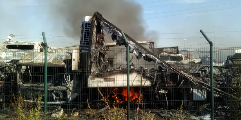 Incendio en la empresa Chatarras Ochoa.