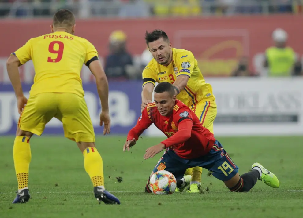 Soccer Football - Euro 2020 Qualifier - Group F - Romania v Spain - Arena Nationala, Bucharest, Romania - September 5, 2019  Spain's Rodrigo in action with Romania's Alin Tosca   Inquam Photos/Octav Ganea via REUTERS  ROMANIA OUT. NO COMMERCIAL OR EDITORIAL SALES IN ROMANIA THIS IMAGE HAS BEEN SUPPLIED BY A THIRD PARTY. IT IS DISTRIBUTED, EXACTLY AS RECEIVED BY REUTERS, AS A SERVICE TO CLIENTS [[[REUTERS VOCENTO]]] SOCCER-EURO-ROM-ESP/REPORT