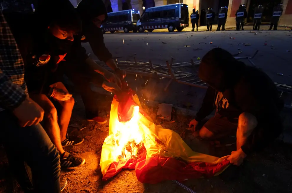 Demonstrators burn a Spanish flag at a protest in front of Catalonia's parliament on Catalonia's national day 'La Diada' in Barcelona, Spain, September 11, 2019. REUTERS/Juan Medina [[[REUTERS VOCENTO]]] SPAIN-POLITICS/CATALONIA