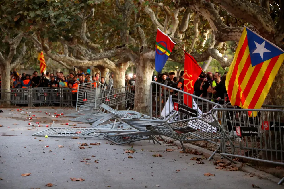 Demonstrators try to move a barricade at a protest in front of Catalonia's parliament on Catalonia's national day 'La Diada' in Barcelona, Spain, September 11, 2019. REUTERS/Juan Medina [[[REUTERS VOCENTO]]] SPAIN-POLITICS/CATALONIA
