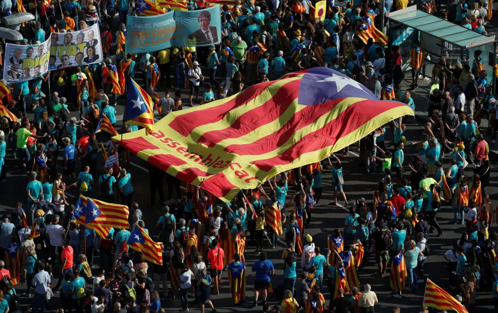People hold a giant "Estelada" (Catalan separatist flag) at a rally during Catalonia's national day 'La Diada' in Barcelona, Spain, September 11, 2019. REUTERS/Albert Gea [[[REUTERS VOCENTO]]] SPAIN-POLITICS/CATALONIA