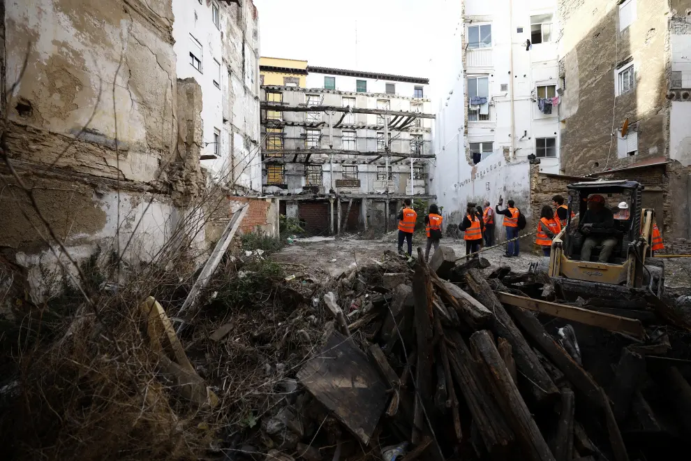 El Ayuntamiento derriba la fachada y el andamio del inmueble en "estado de ruina" de Pignatelli