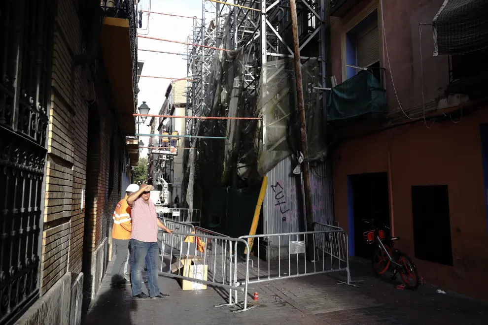 El Ayuntamiento derriba la fachada y el andamio del inmueble en "estado de ruina" de Pignatelli