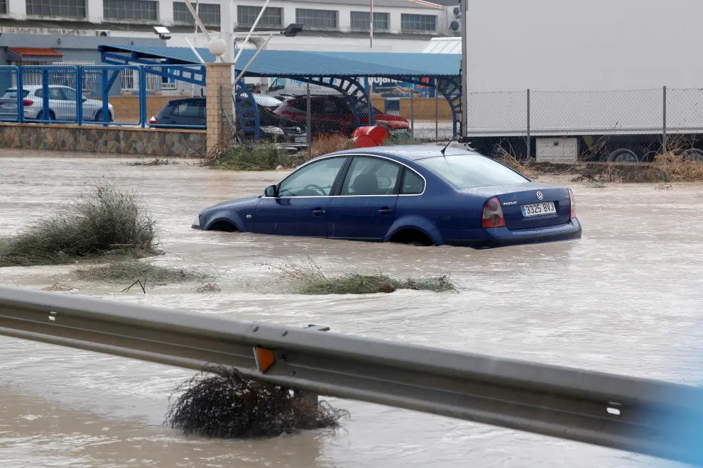 El temporal de lluvias deja dos muertos, varios heridos y decenas de desalojados en el este peninsular. Las provincias más afectadas son Valencia, Alicante y Murcia.