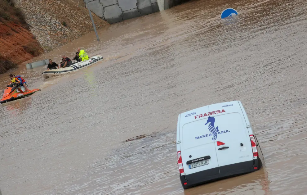 Rescue workers help a man who was stranded inside a flooded tunnel after heavy floods in Pilar de la Horadada, Spain, September 13, 2019. REUTERS/Sergio Perez [[[REUTERS VOCENTO]]] SPAIN-FLOODS/