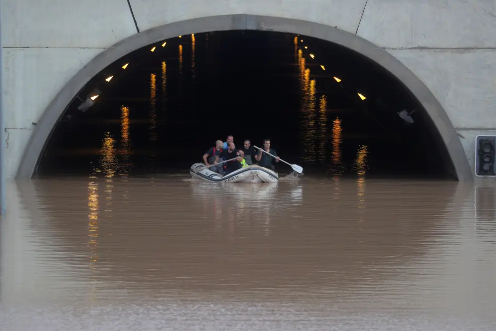 Rescue workers on a boat rescue a person who was stranded inside a flooded tunnel after heavy rains in Pilar de la Horadada, Spain, September 13, 2019. REUTERS/Sergio Perez REFILE- CORRECTING LOCATION [[[REUTERS VOCENTO]]] SPAIN-FLOODS/