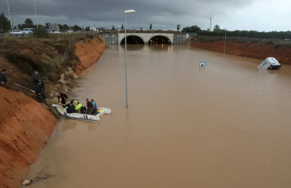 Rescue workers on a boat rescue a person stranded inside a flooded tunnel after heavy floods in Pilar de la Horadada, Spain, September 13, 2019. REUTERS/Sergio Perez REFILE- CORRECTING LOCATION [[[REUTERS VOCENTO]]] SPAIN-FLOODS/