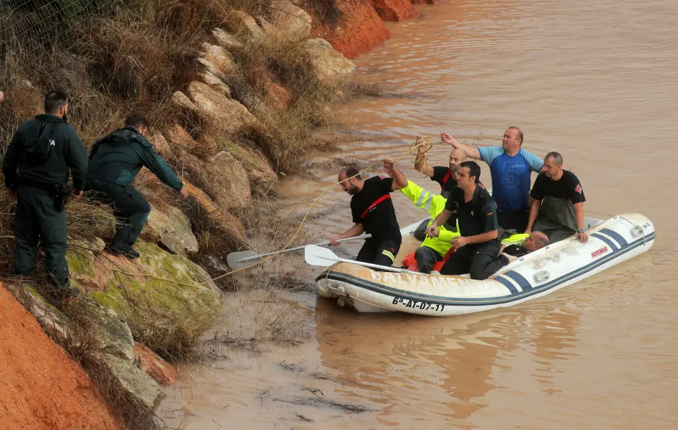 Rescue workers on a boat rescue a person stranded inside a flooded tunnel after heavy floods in Pilar de la Horadada, Spain, September 13, 2019. REUTERS/Sergio Perez REFILE- CORRECTING LOCATION [[[REUTERS VOCENTO]]] SPAIN-FLOODS/