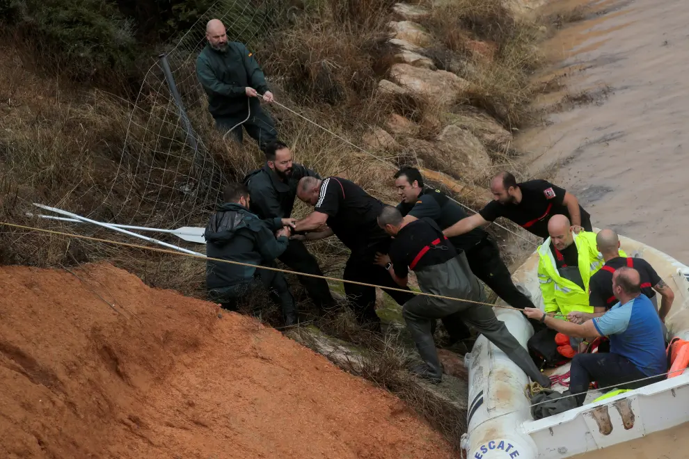 Rescue workers on a boat rescue a person who was stranded inside a flooded tunnel after heavy floods in Pilar de la Horadada, Spain, September 13, 2019. REUTERS/Sergio Perez REFILE- CORRECTING LOCATION [[[REUTERS VOCENTO]]] SPAIN-FLOODS/