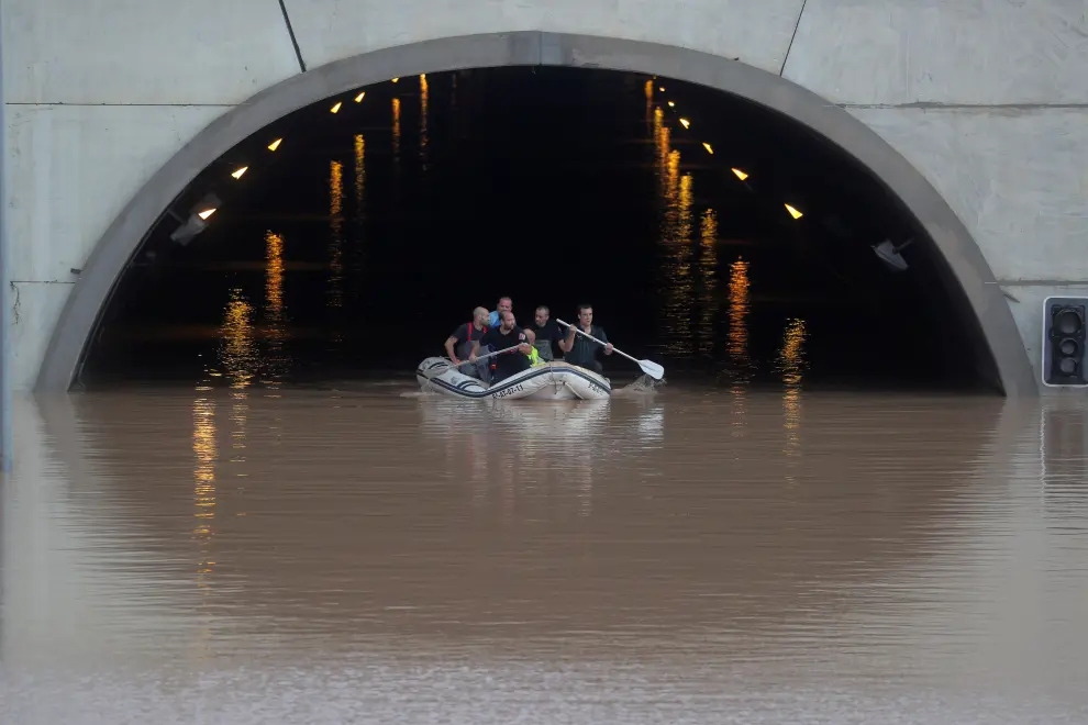 Rescue workers on a boat help a man who was stranded inside a flooded tunnel after heavy rains in Pilar de la Horadada, Spain, September 13, 2019. REUTERS/Sergio Perez REFILE- CORRECTING LOCATION [[[REUTERS VOCENTO]]] SPAIN-FLOODS/