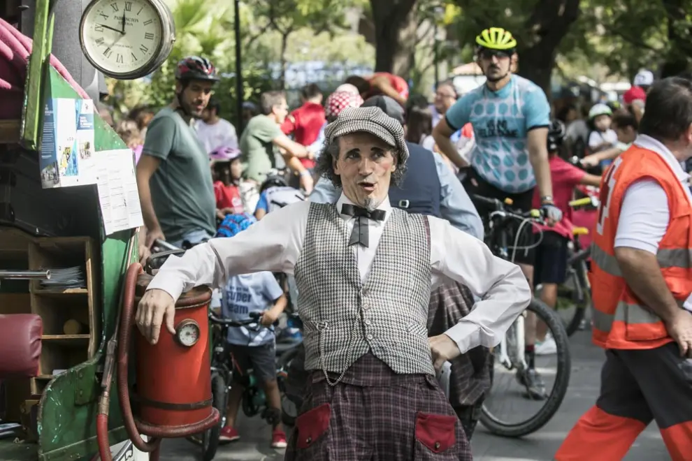 Familias a pie, en bici o en patines dan el pistoletazo de salida a la semana de la movilidad de Zaragoza