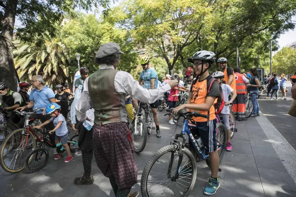Familias a pie, en bici o en patines dan el pistoletazo de salida a la semana de la movilidad de Zaragoza