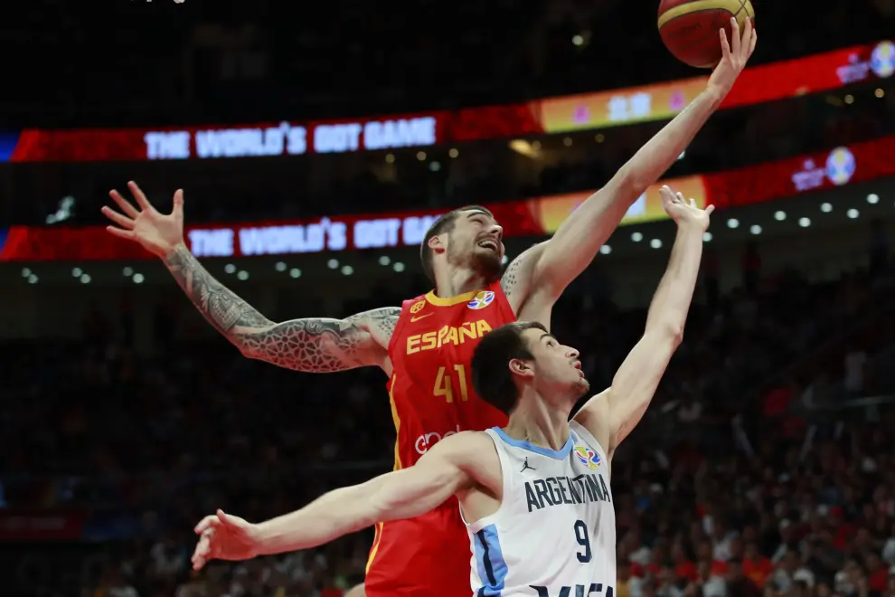 Basketball - FIBA World Cup - Final - Argentina v Spain - Wukesong Sport Arena, Beijing, China - September 15, 2019 Argentina's Marcos Delia in action with Spain's Marc Gasol REUTERS/Jason Lee [[[REUTERS VOCENTO]]] BASKETBALL-WORLDCUP-ARG-ESP/