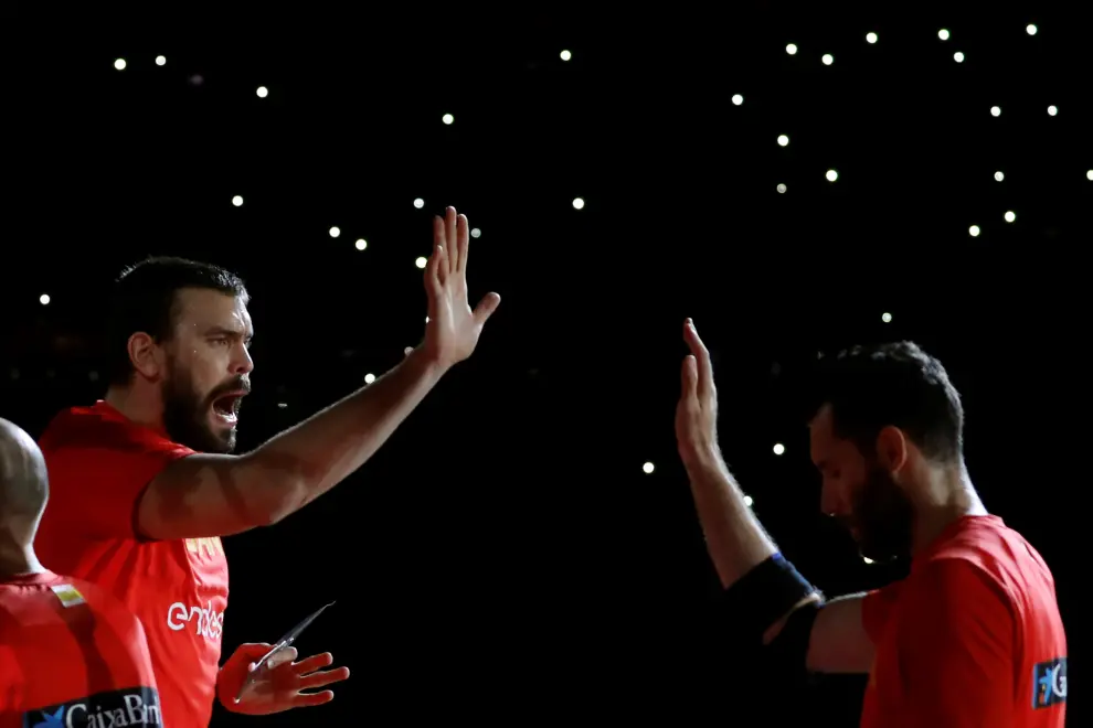 Basketball - FIBA World Cup - Final - Argentina v Spain - Wukesong Sport Arena, Beijing, China - September 15, 2019  Argentina's Marcos Delia in action with Spain's Marc Gasol REUTERS/Jason Lee [[[REUTERS VOCENTO]]] BASKETBALL-WORLDCUP-ARG-ESP/