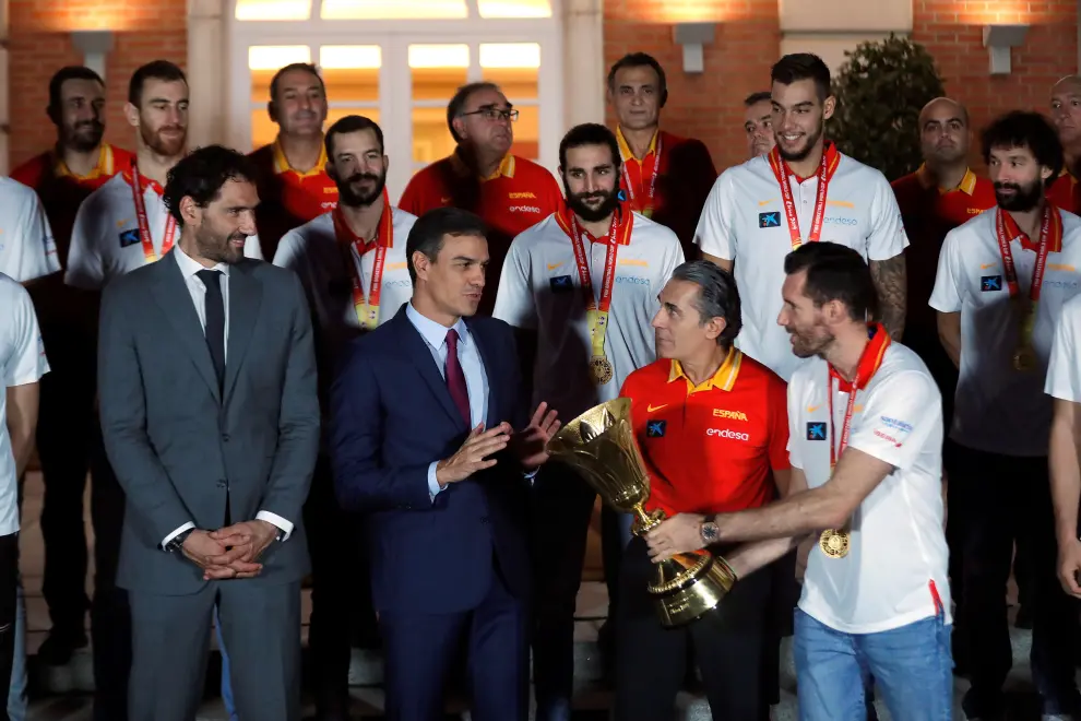 El presidente del Gobierno en funciones Pedro Sánchez (c) recibe del seleccionador nacional de baloncesto Sergio Scariolo y a los jugadores de la selección