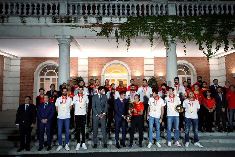 El presidente del Gobierno en funciones Pedro Sánchez (c) recibe del seleccionador nacional de baloncesto Sergio Scariolo y a los jugadores de la selección