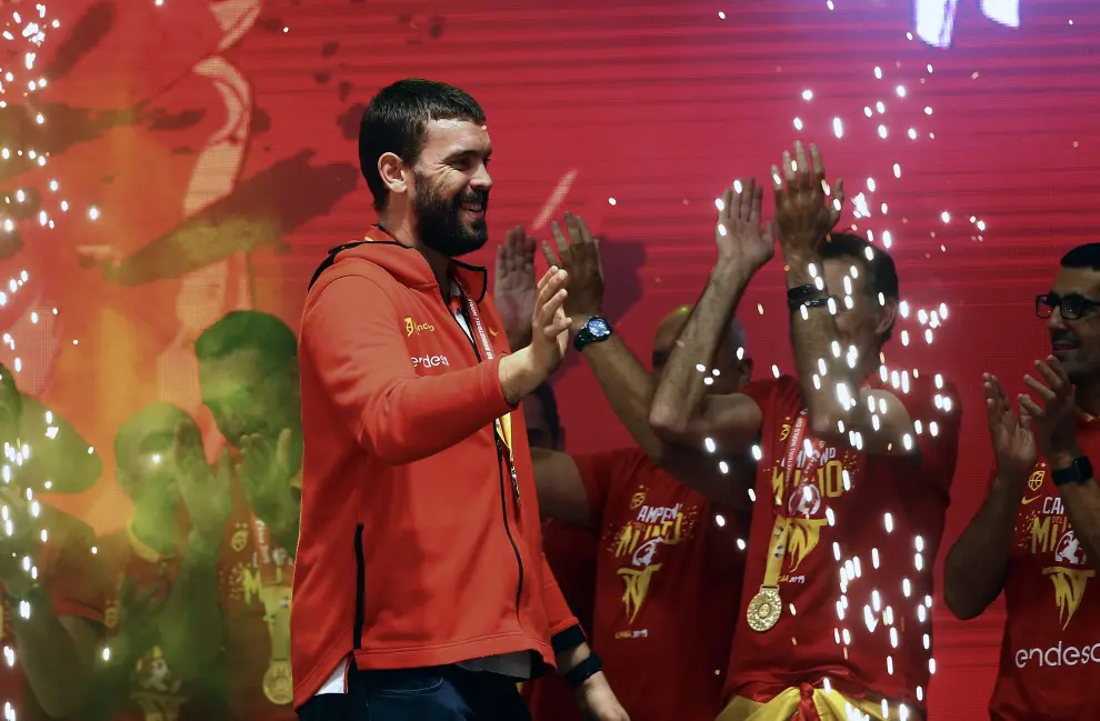 Jugadores y cuerpo técnico de la selección española de baloncesto durante la celebración esta noche en la madrileña plaza de Colón