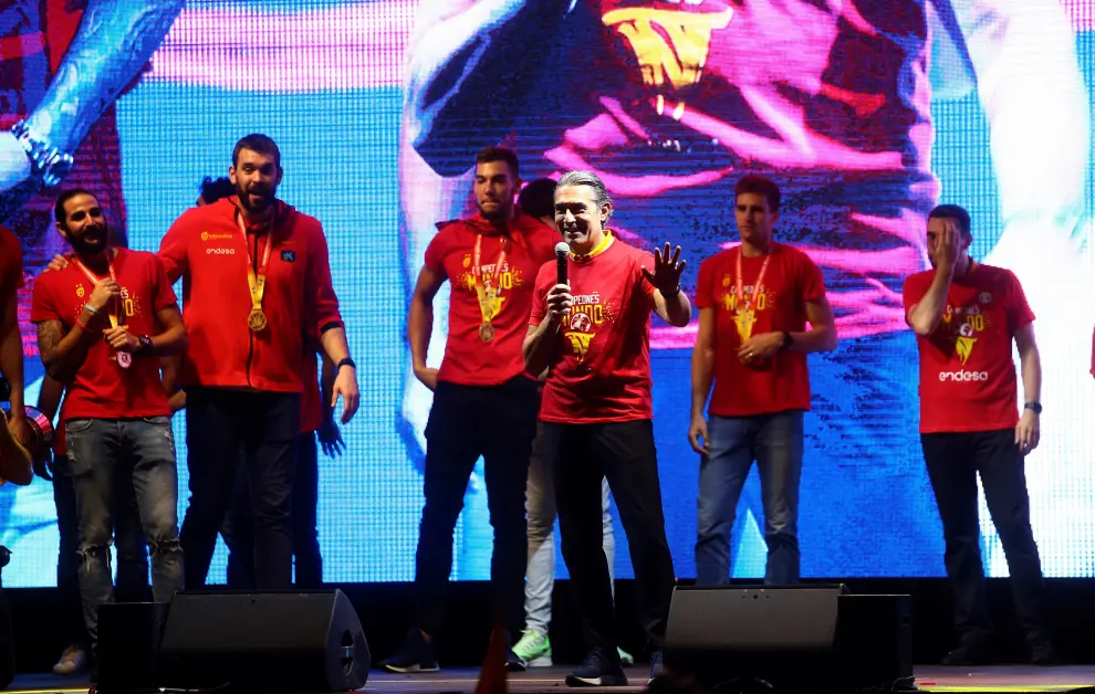 Jugadores y cuerpo técnico de la selección española de baloncesto durante la celebración esta noche en la madrileña plaza de Colón