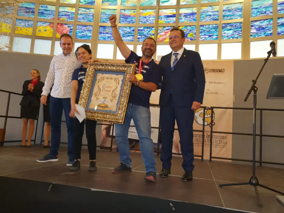 David Domingo recibe el premio como ganador del concurso de paellas de Sueca.