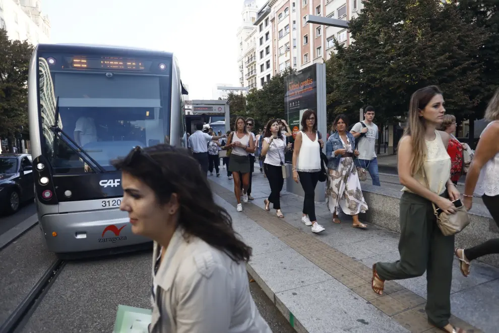 La avería en la catenaria del tranvía ha provocado que decenas de personas se acumularan en las paradas, a la espera de los autobuses de refuerzo.