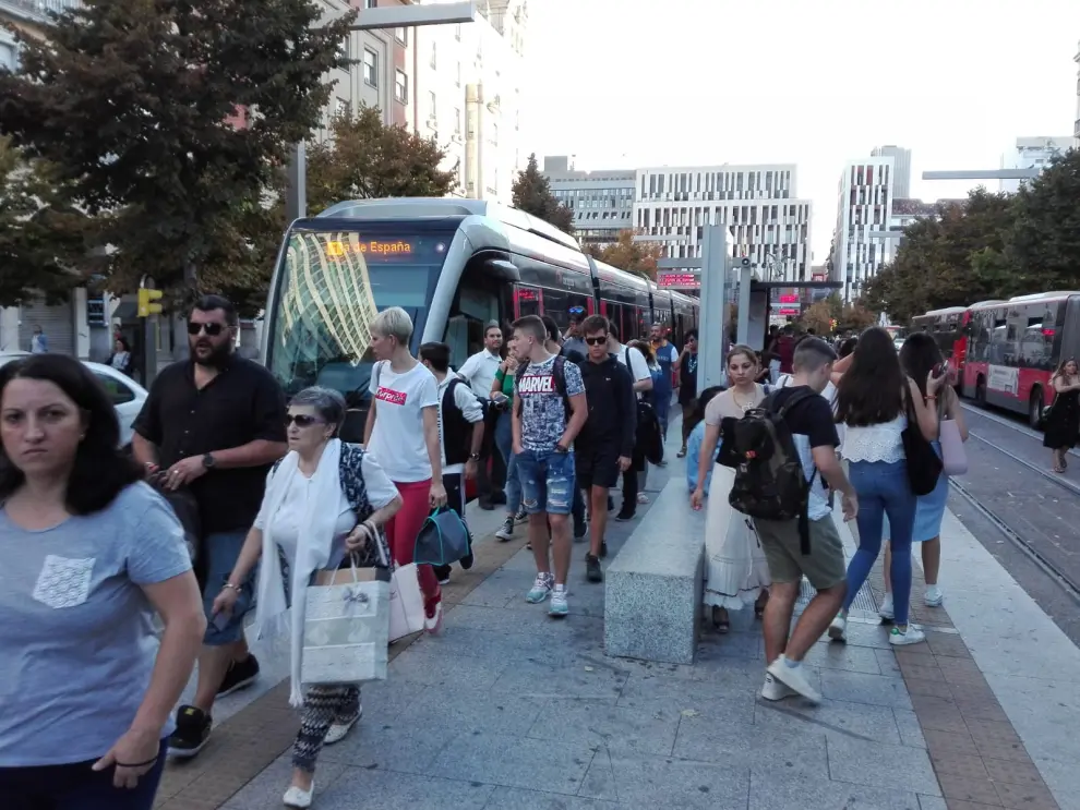 Colas en las paradas del autobús en Zaragoza