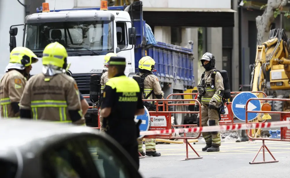 La rotura de una tubería de gas obliga a un corte de tráfico en el centro de Zaragoza