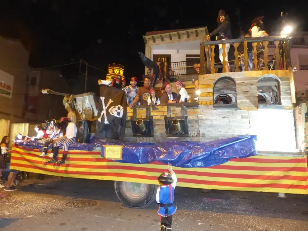 Un abarrotado desfile de carrozas protagonizan la primera noche festiva en Monzón