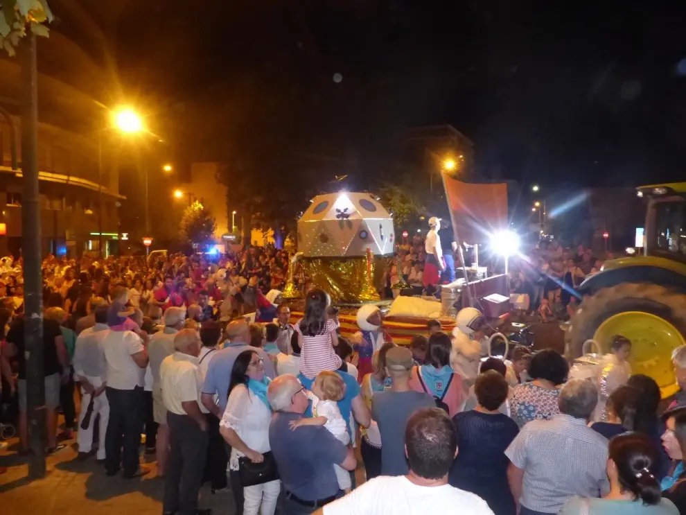 Un abarrotado desfile de carrozas protagonizan la primera noche festiva en Monzón