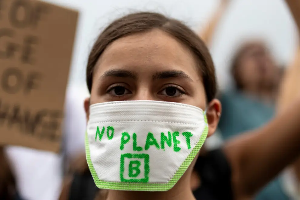 A girl holds a placard with a message as she participates in a Global Climate Strike rally in New Delhi, India, September 20, 2019. REUTERS/Anushree Fadnavis [[[REUTERS VOCENTO]]] CLIMATE-CHANGE/STRIKE-INDIA