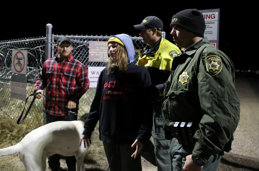 A woman is detained by law enforcement after crossing into Area 51 as an influx of tourists responding to a call to 'storm' Area 51, a secretive U.S. military base believed by UFO enthusiasts to hold government secrets about extra-terrestrials, is expected in Rachel, Nevada, U.S. September 20, 2019. REUTERS/Jim Urquhart [[[REUTERS VOCENTO]]] USA-AREA51/