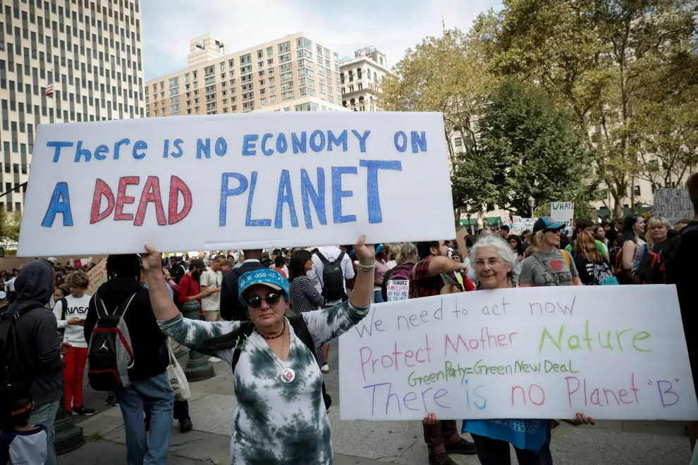 A student activists takes part in a demonstration as part of the Global Climate Strike in Manhattan in New York, U.S., September 20, 2019. REUTERS/Shannon Stapleton [[[REUTERS VOCENTO]]] CLIMATE-CHANGE/STRIKE-NEW YORK