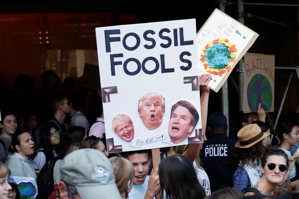 Activists take part in a demonstration as part of the Global Climate Strike in Manhattan in New York, U.S., September 20, 2019. REUTERS/Shannon Stapleton [[[REUTERS VOCENTO]]] CLIMATE-CHANGE/STRIKE-NEW YORK