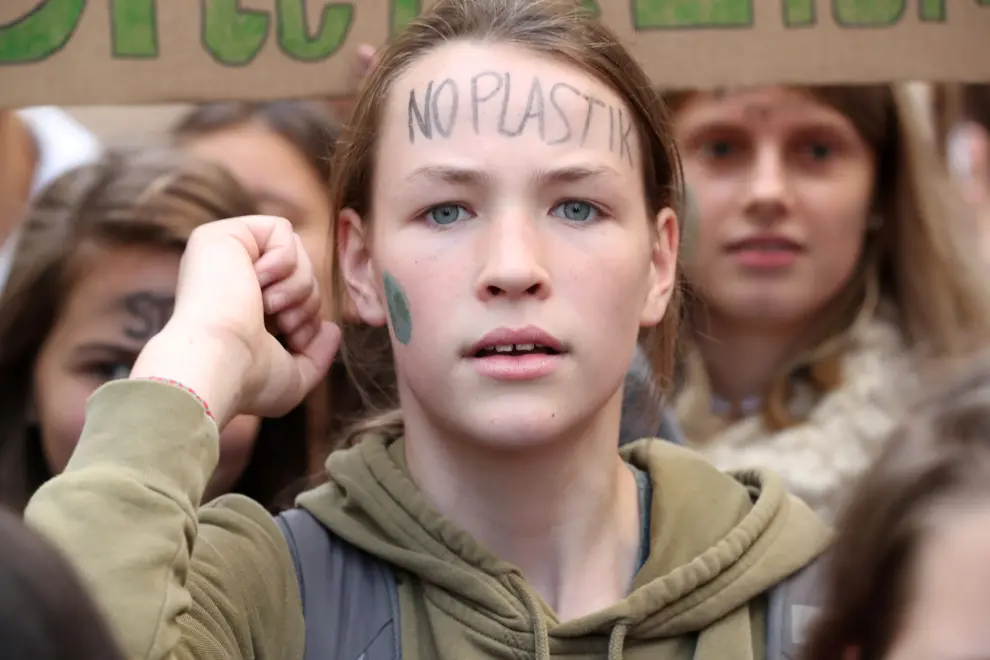 An activist takes part in a performance during an environmental demonstration, part of the Global Climate Strike, in Warsaw, Poland September 20, 2019. Maciek Jazwiecki/Agencja Gazeta via REUTERS ATTENTION EDITORS - THIS IMAGE WAS PROVIDED BY A THIRD PARTY. POLAND OUT. NO COMMERCIAL OR EDITORIAL SALES IN POLAND. TPX IMAGES OF THE DAY [[[REUTERS VOCENTO]]]