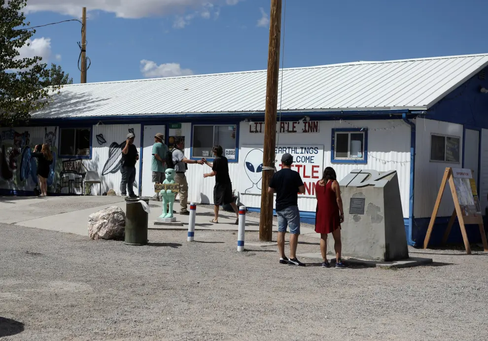 An attendee wears an alien mask at the gate of Area 51 as an influx of tourists responding to a call to 'storm' Area 51, a secretive U.S. military base believed by UFO enthusiasts to hold government secrets about extra-terrestrials, is expected in Rachel, Nevada, U.S. September 20, 2019. REUTERS/Jim Urquhart [[[REUTERS VOCENTO]]] USA-AREA51/