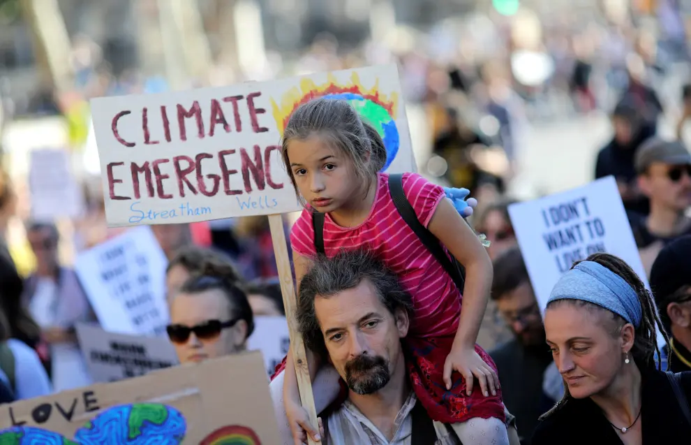 People attend a climate change demonstration in London, Britain, September 20, 2019. REUTERS/Simon Dawson [[[REUTERS VOCENTO]]] CLIMATE-CHANGE/STRIKE-BRITAIN
