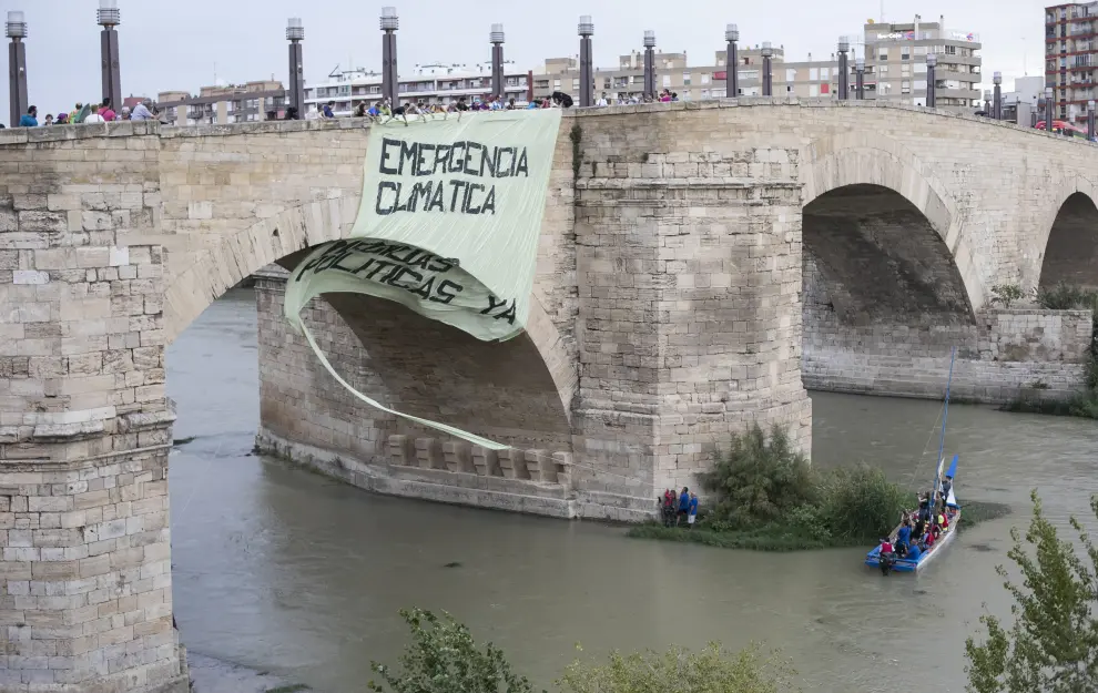El viento desgarró el una pancarta de grandes dimensiones desplegada sobre el puente de Piedra.