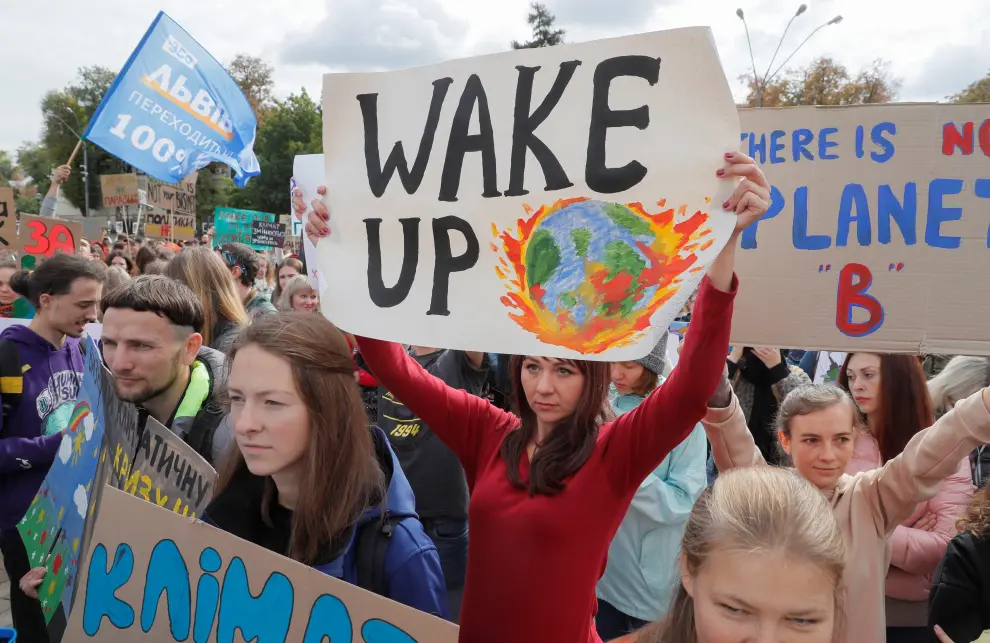 London (United Kingdom), 20/09/2019.- A protester attends a demonstration as a part of the Fridays for Future global climate strike in Central London, Britain, 20 September 2019. Millions of people around the world are taking part in protests demanding action on climate issues. The Global Strike For Climate is being held only days ahead of the scheduled United Nations Climate Change Summit in New York. (Protestas, Reino Unido, Londres, Nueva York) EFE/EPA/WILL OLIVER Global climate strike in London