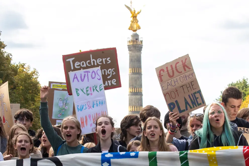 Berlin (Germany), 20/09/2019.- Protesters with a banner 'Our future on your shoulders' attend a demonstration at the Victory Column as a part of the Fridays for Future global climate strike in Berlin, Germany, 20 September 2019. Millions of people around the world are taking part in protests demanding action on climate issues. The Global Strike For Climate is being held only days ahead of the scheduled United Nations Climate Change Summit in New York. (Protestas, Alemania, Nueva York) EFE/EPA/HAYOUNG JEON Global climate strike in Berlin