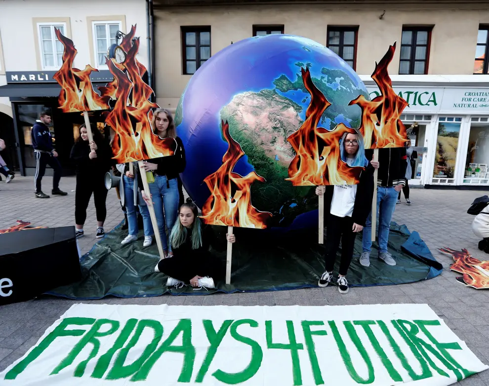 London (United Kingdom), 20/09/2019.- A protester poses for a photograph during a demonstration as a part of the Fridays for Future global climate strike in Central London, Britain, 20 September 2019. Millions of people around the world are taking part in protests demanding action on climate issues. The Global Strike For Climate is being held only days ahead of the scheduled United Nations Climate Change Summit in New York. (Protestas, Reino Unido, Londres, Nueva York) EFE/EPA/WILL OLIVER Global climate strike in London