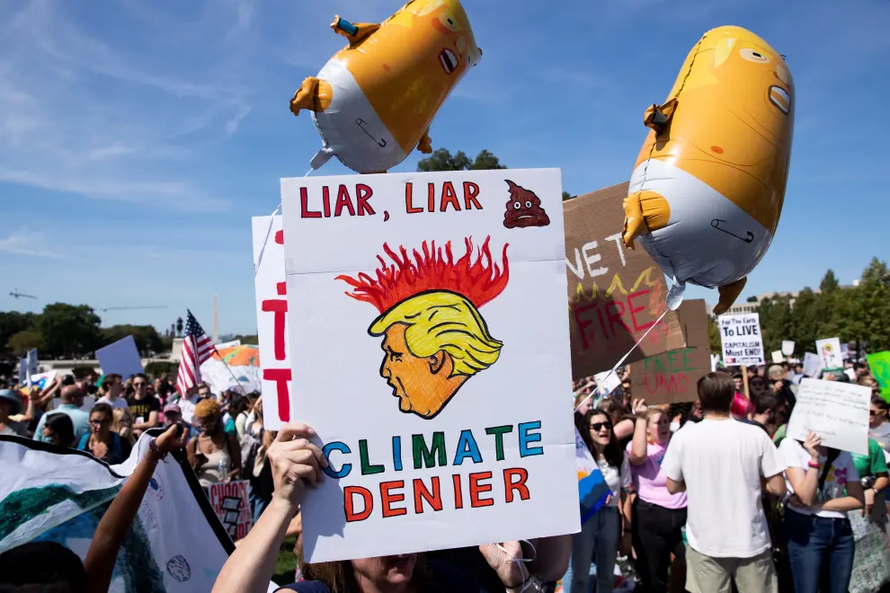 Washington (United States), 20/09/2019.- People hold a sign that reads 'Green New Deal', while walking down Pennsylvania Avenue during the DC Climate Strike March in Washington, DC, USA, 20 September 2019. Millions of people around the world are taking part in protests demanding action on climate issues. The Global Strike For Climate is being held only days ahead of the scheduled United Nations Climate Change Summit in New York. (Protestas, Estados Unidos, Nueva York) EFE/EPA/MICHAEL REYNOLDS Global Climate Strike in Washington DC