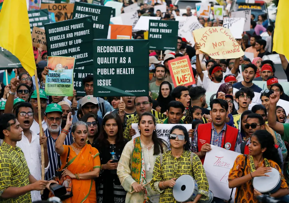 Bangalore (India), 20/09/2019.- Indian students and members of different non-governmental organistation hold posters and wear protective mask, as they take part in a strike day to protest climate change in Bangalore, India, 20 September 2019. Millions of people around the world are taking part in protests demanding action on climate issues. The Global Strike For Climate is being held only days ahead of the scheduled United Nations Climate Change Summit in New York. (Protestas, Nueva York) EFE/EPA/JAGADEESH NV People take part in Global Climate protest in Bangalore