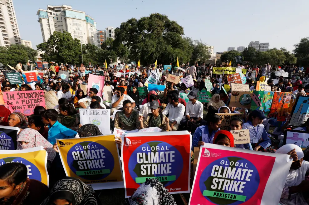 People take part in the Global Climate Strike walk in Karachi, Pakistan September 20, 2019. REUTERS/Akhtar Soomro [[[REUTERS VOCENTO]]] CLIMATE-CHANGE/STRIKE-PAKISTAN