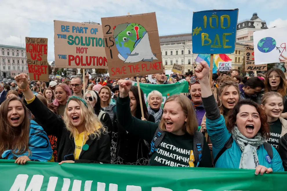 Ukrainian activists take part in a rally demanding actions on climate change, joining similar protests globally, three days ahead of the United Nation's emergency climate summit, in Kiev, Ukraine September 20, 2019.  REUTERS/Gleb Garanich [[[REUTERS VOCENTO]]] CLIMATE-CHANGE/STRIKE-UKRAINE