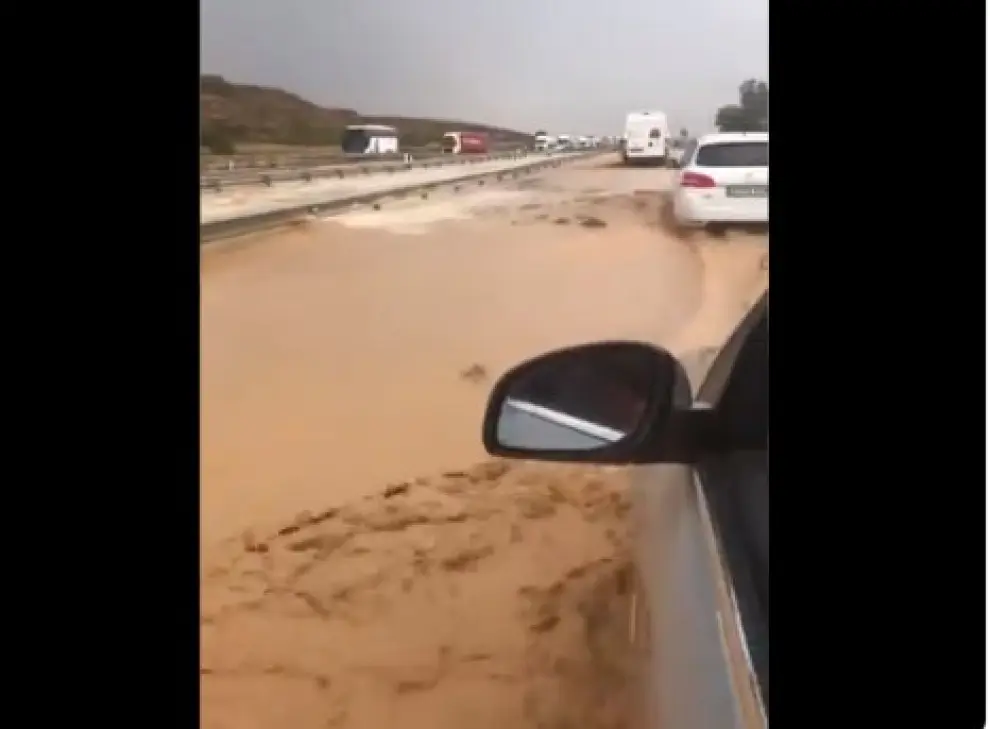 Una intensa tromba de agua anega la autovía A2 entre Ariza y Cetina.
