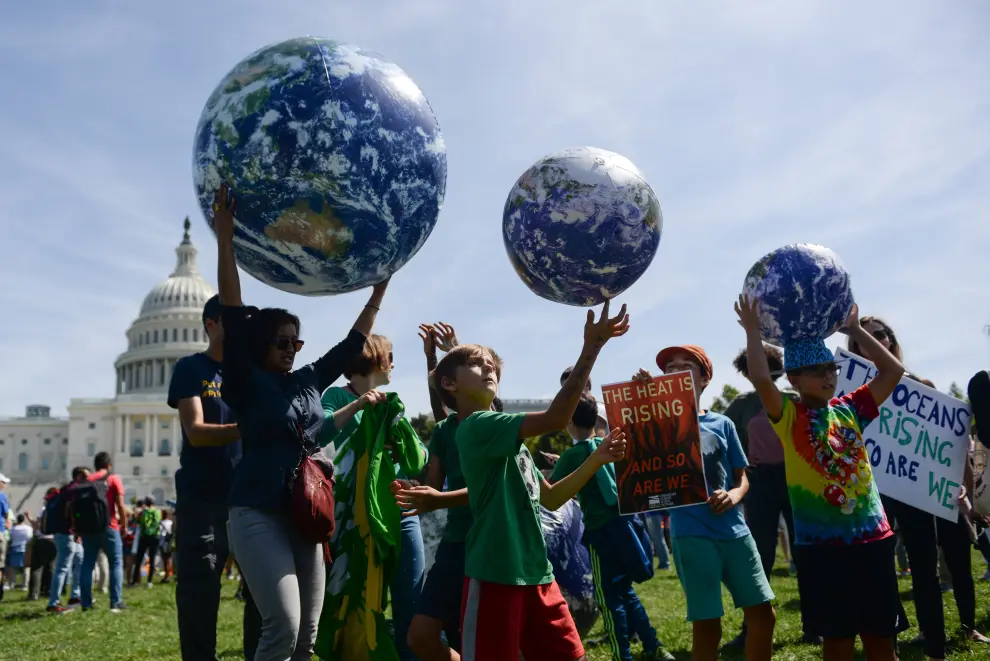 Young activists take part in an environmental demonstration, part of the Global Climate Strike, in Krakow, Poland September 20, 2019. Jakub Wlodek/Agencja Gazeta via REUTERS ATTENTION EDITORS - THIS IMAGE WAS PROVIDED BY A THIRD PARTY. POLAND OUT. NO COMMERCIAL OR EDITORIAL SALES IN POLAND. [[[REUTERS VOCENTO]]]