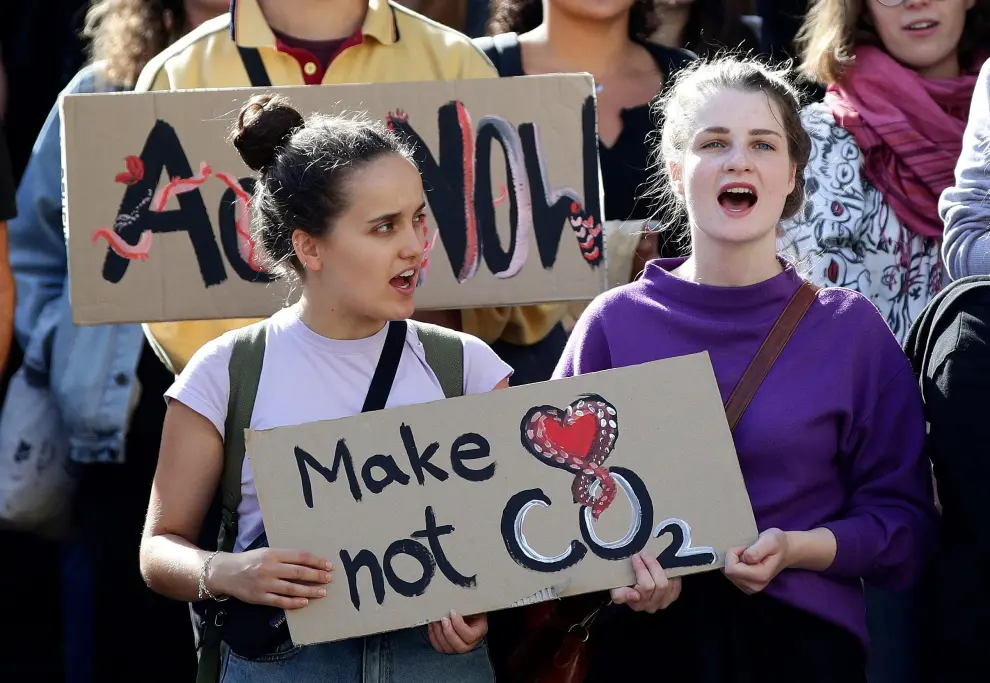 Young protesters participate in a rally near the U.S. Capitol as part of the D.C. Climate Strike March to demand action on climate change in Washington, U.S. September 20, 2019. REUTERS/Erin Scott [[[REUTERS VOCENTO]]] CLIMATE-CHANGE/STRIKE-WASHINGTON